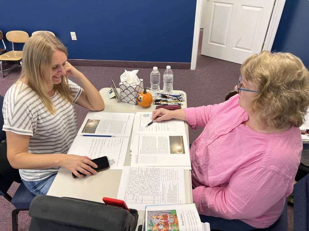 Janet Lallathin teaches English to an immigrant. (Photo by Cheryl Mann Bacon)