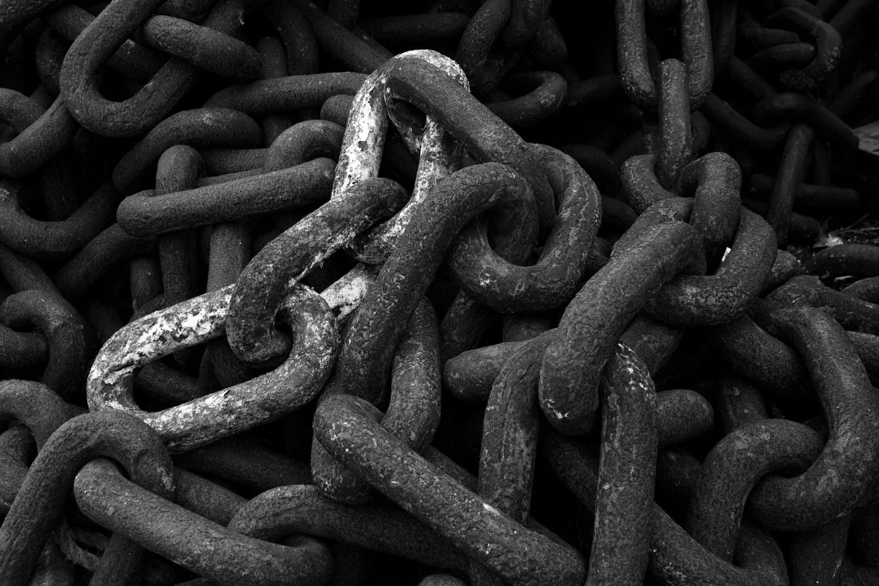 Piled thick chain in black and white.