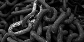 Piled thick chain in black and white.